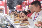 梦见螃蟹“嗦粉”经济火热 中国多地“食力”出圈
